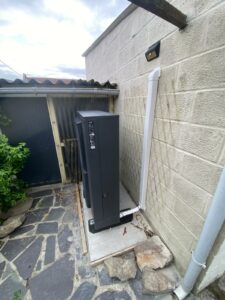 Unité extérieure d’une pompe à chaleur air/eau Panasonic à Maroeuil