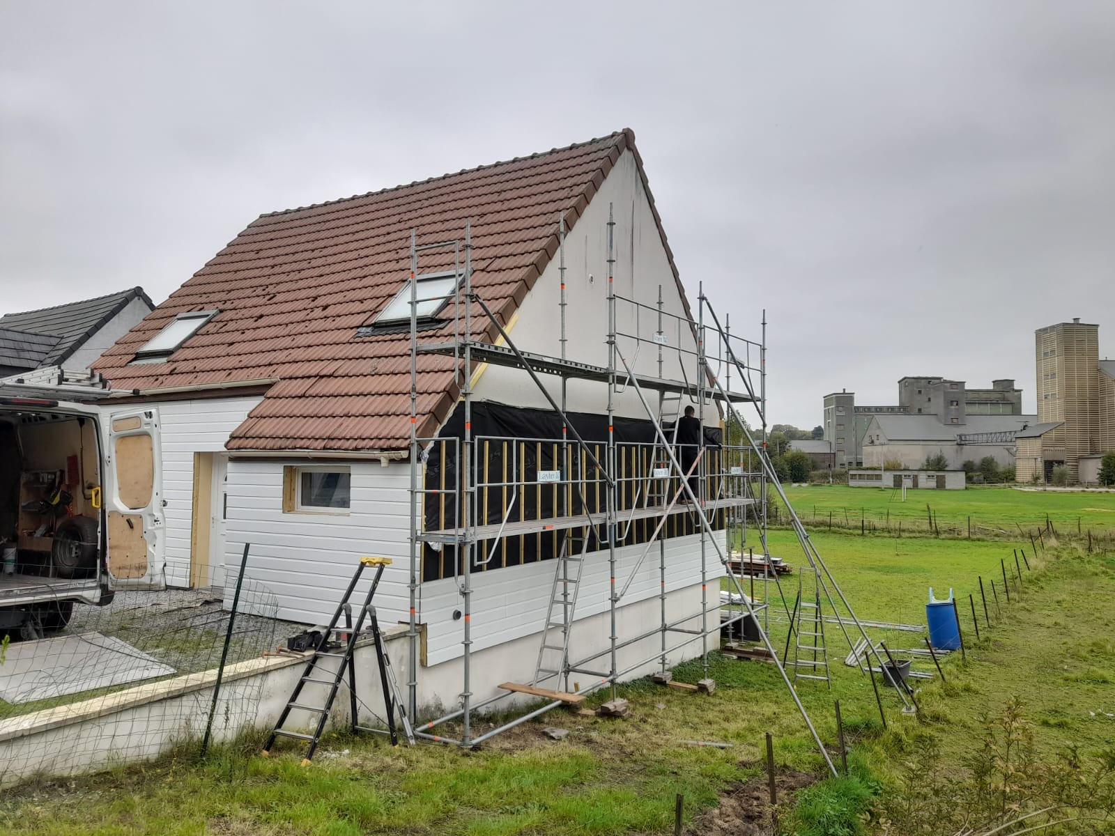 Pose de bardage en cours à Vendhuile, entre Cambrai et Saint-Quentin