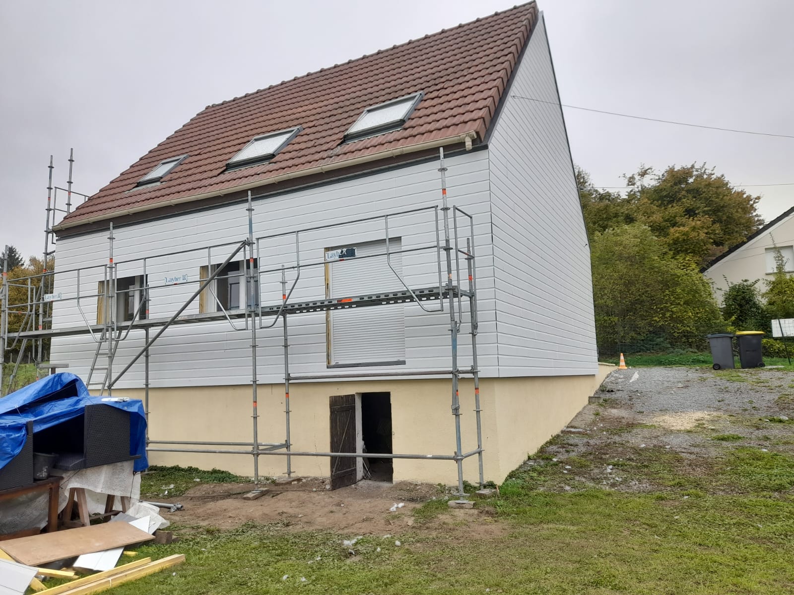 Pose de bardage à Vendhuile, entre Cambrai et Saint-Quentin