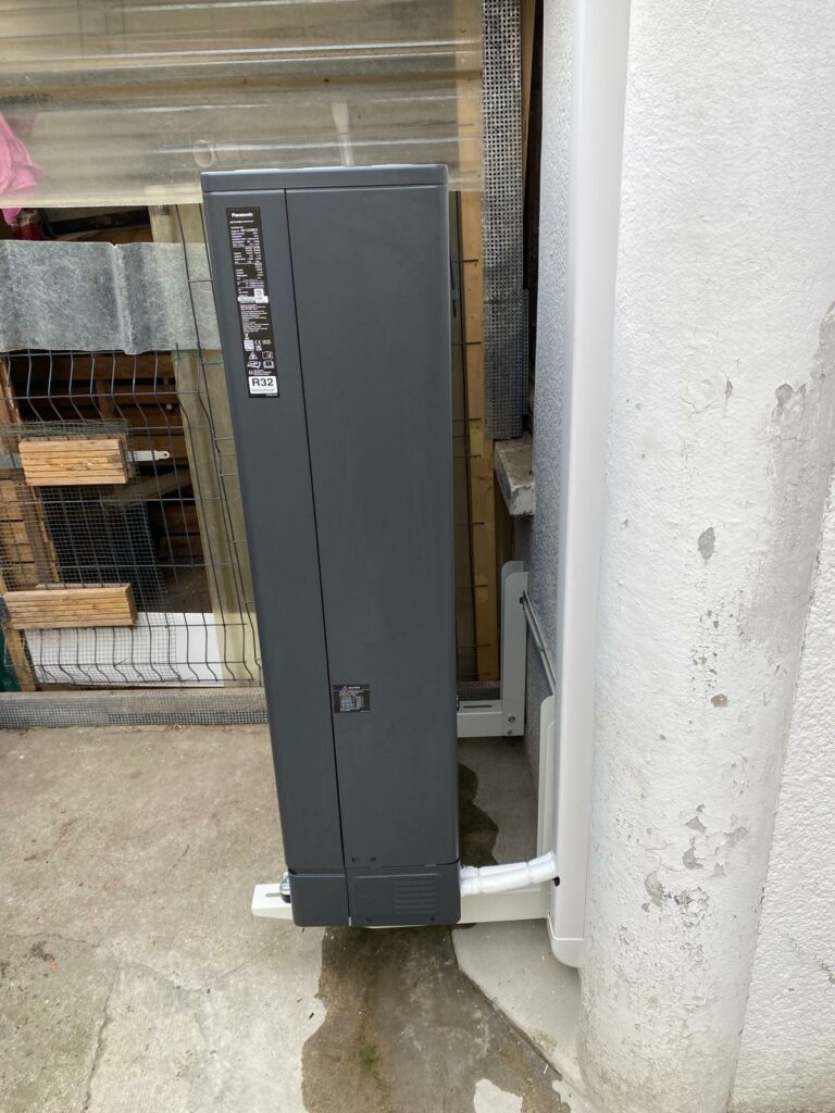 Unité extérieure d’une pompe à chaleur Air/Eau Panasonic à Neuville St-Rémi