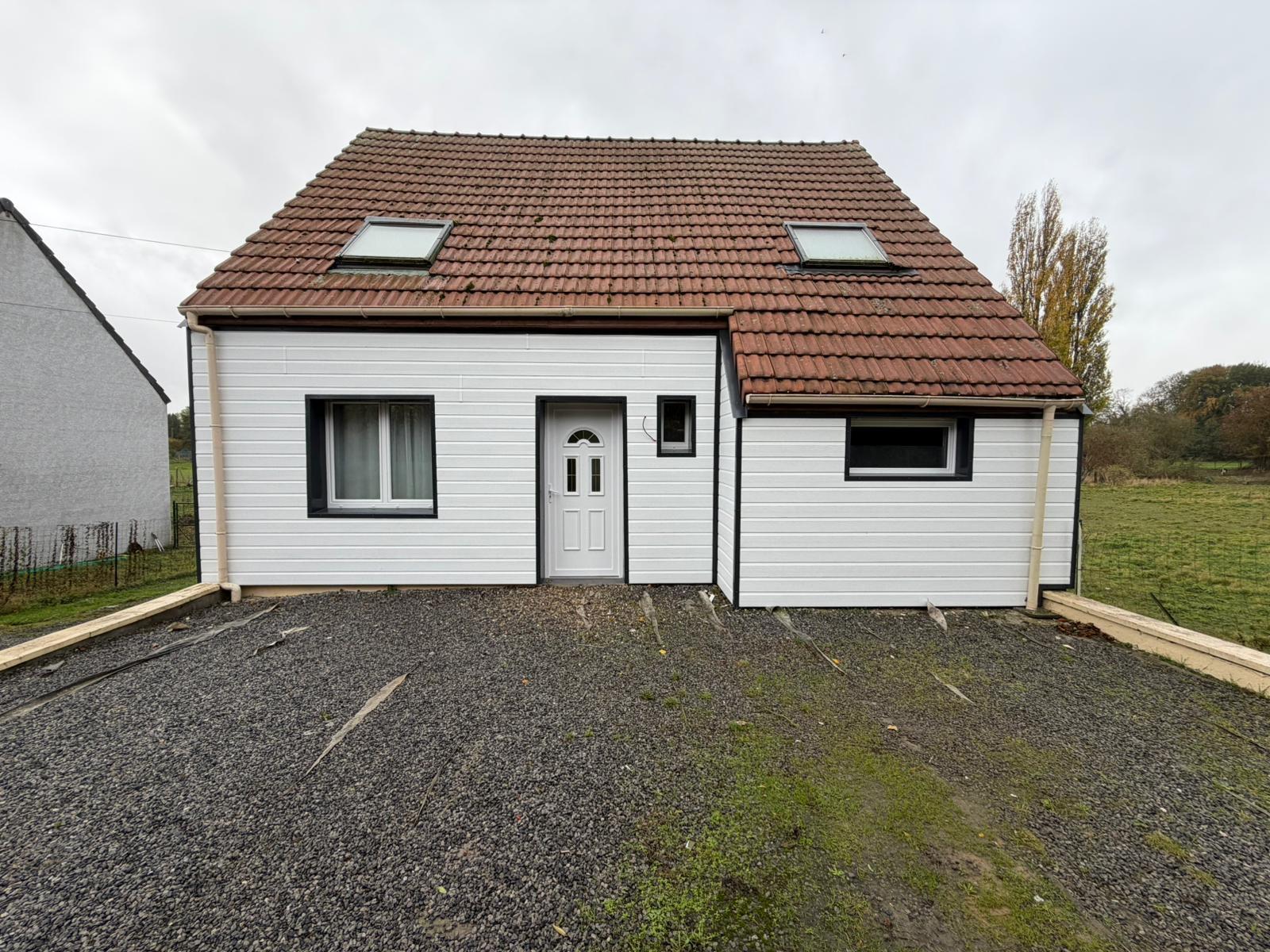 Pose terminée de bardage blanc à Vendhuile, entre Cambrai et Saint-Quentin