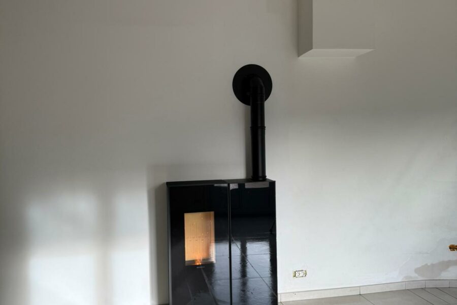 Pose d'un poêle à granulés Sharon CX Crystal, à Avion par HOMZA