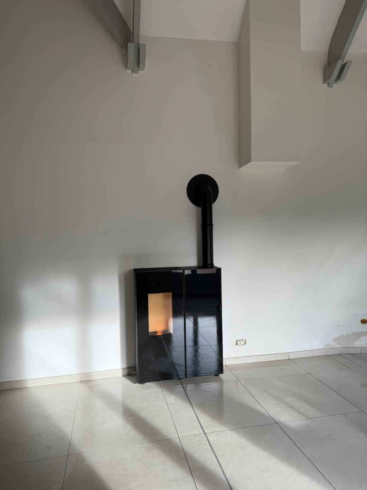 Pose d'un poêle à granulés Sharon CX Crystal, à Avion par HOMZA