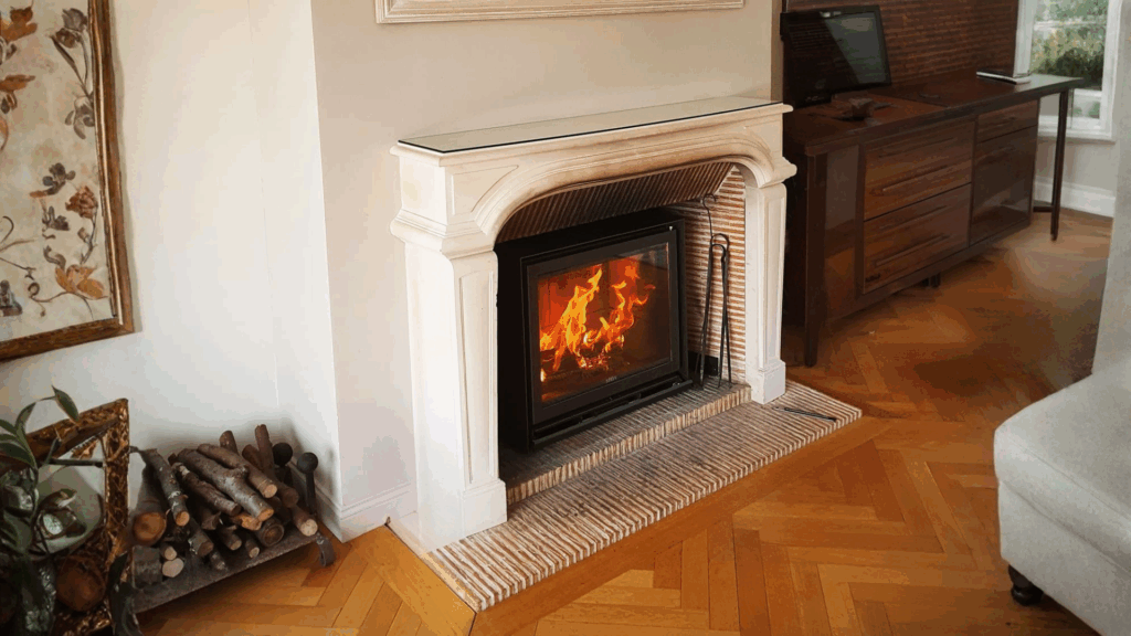 Le poêle encastré : intégration et discrétion