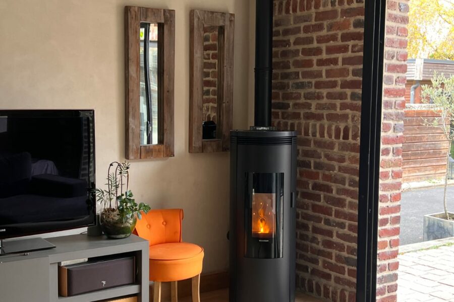 Installation d’un poêle à granulés Amika noir à Escaudœuvres