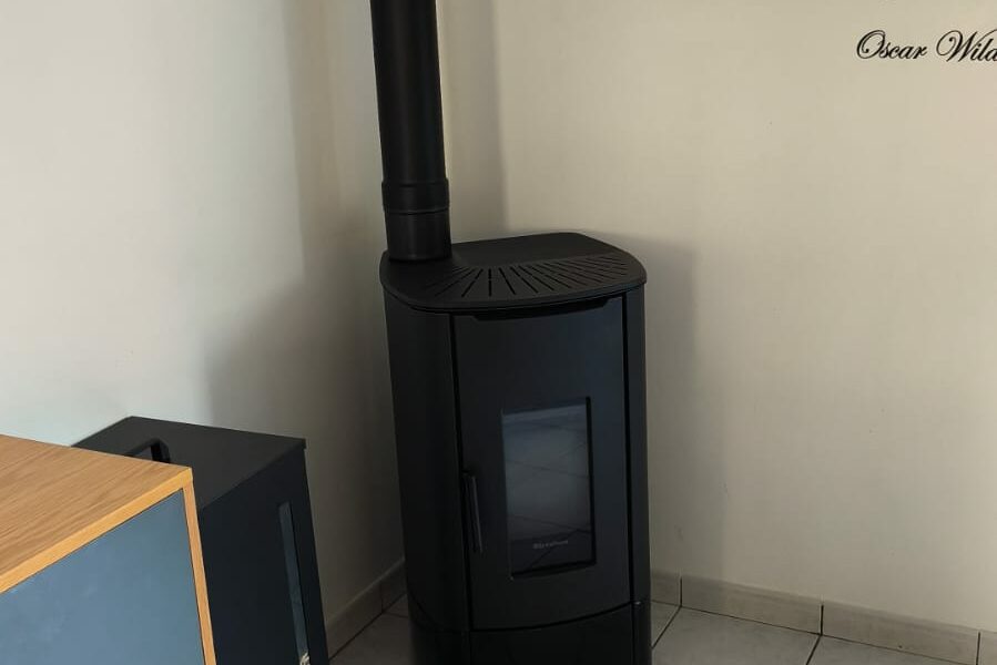 Installation d’un poêle à granulés Angy, Extraflame, à Haisnes