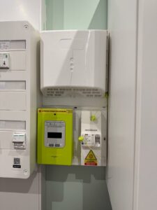 Installation de panneaux photovoltaïques à Héninel, compteur électrique