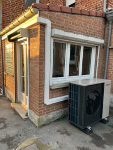 Installation d’une chaudière hybride Atlantic chez M. D et Mme P à Douchy-les-Mines. Unité extérieure face