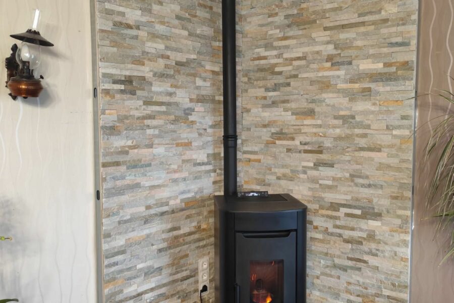 Installation d’un poêle à granulés Sabry noir d’Extraflame à Thun-l’Évêque