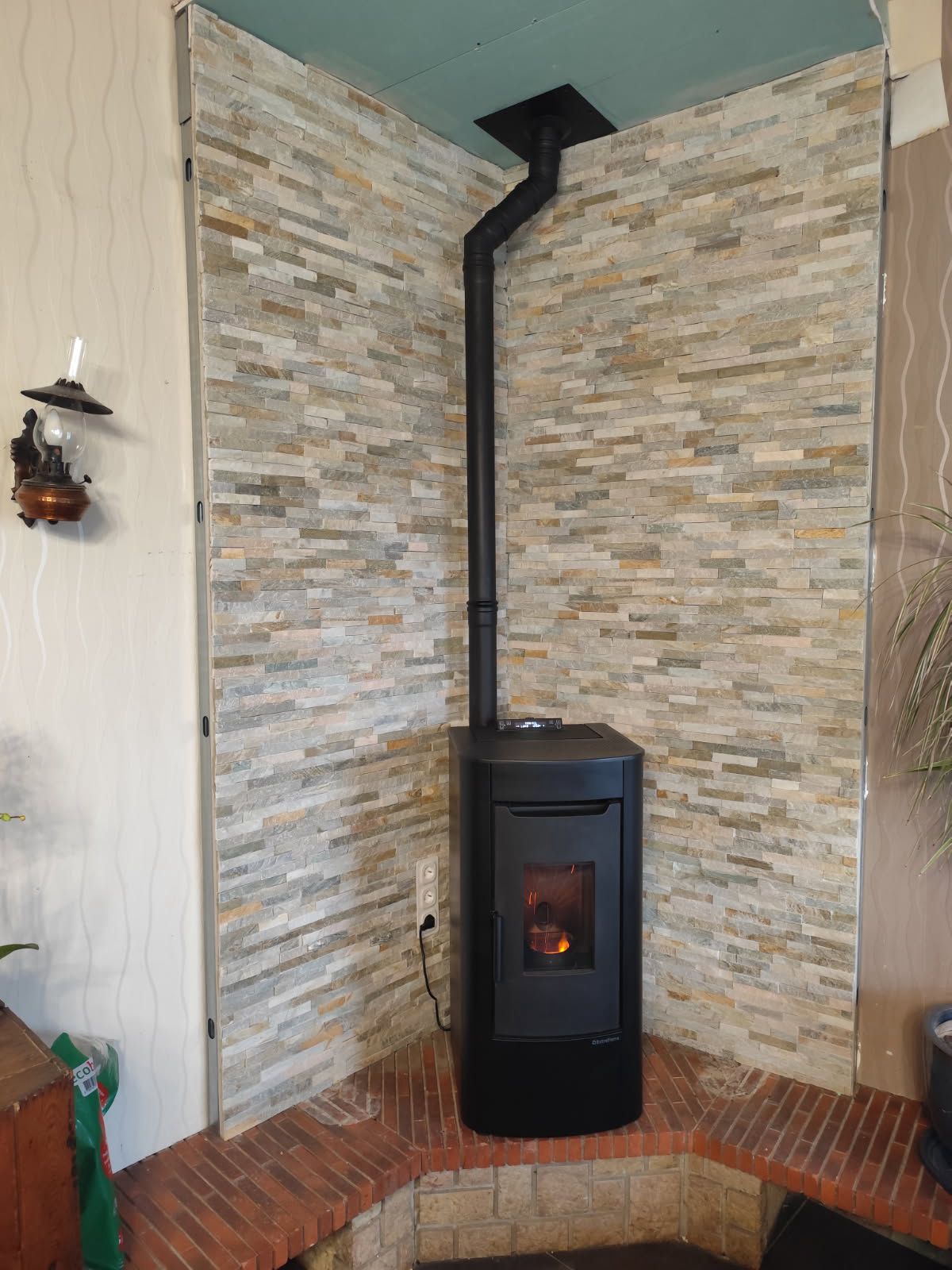 Installation d’un poêle à granulés Sabry noir d’Extraflame à Thun-l’Évêque