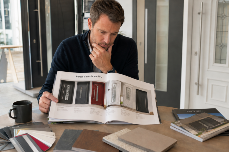 photo d'un homme regardant un catalogue de porte d'entrée